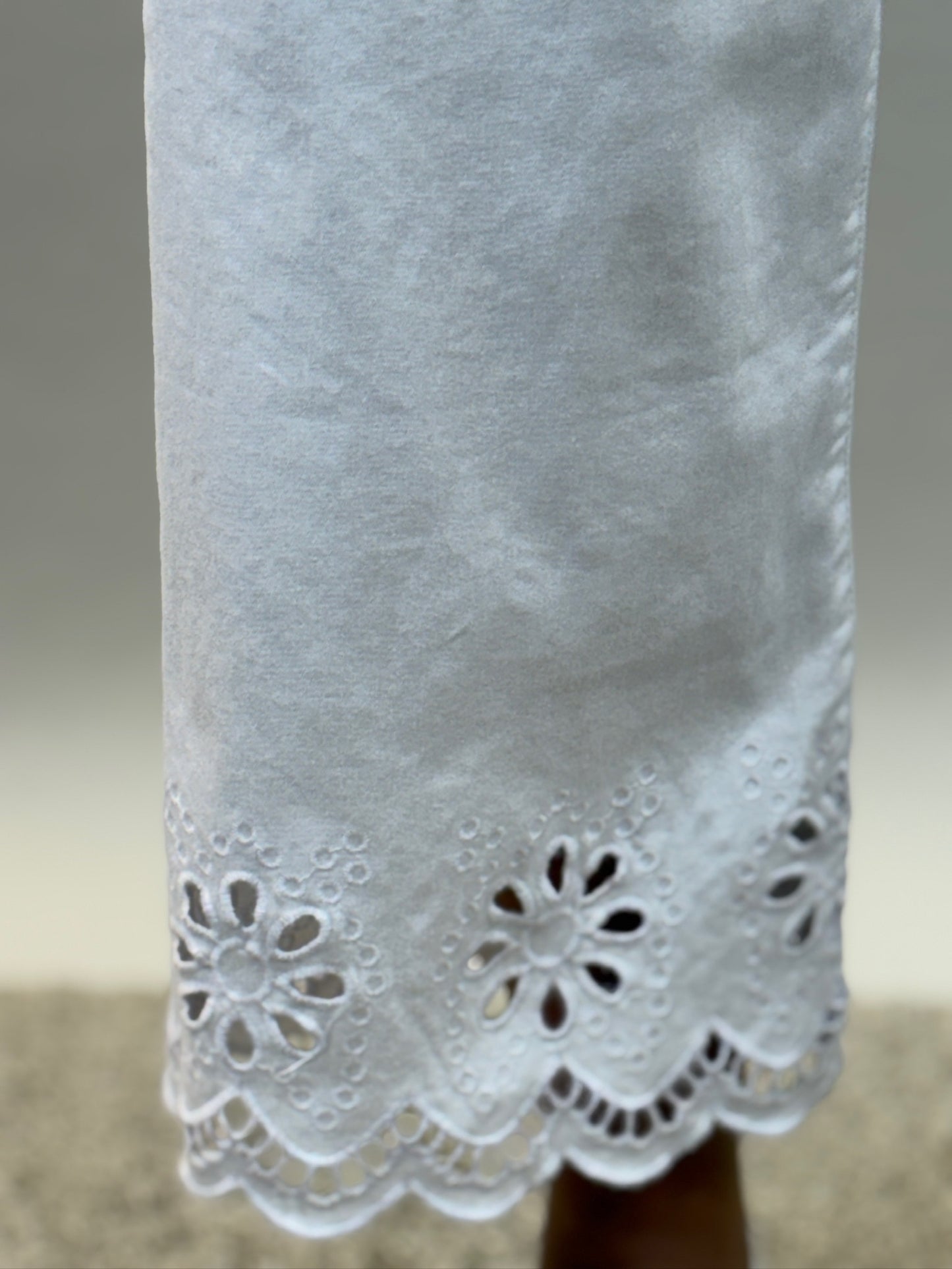 Farkut Brodeé valkoinen-Housut/Farkut-Mix By Heart-Lahja ja sisustus Pussukka Katariina Home Oy