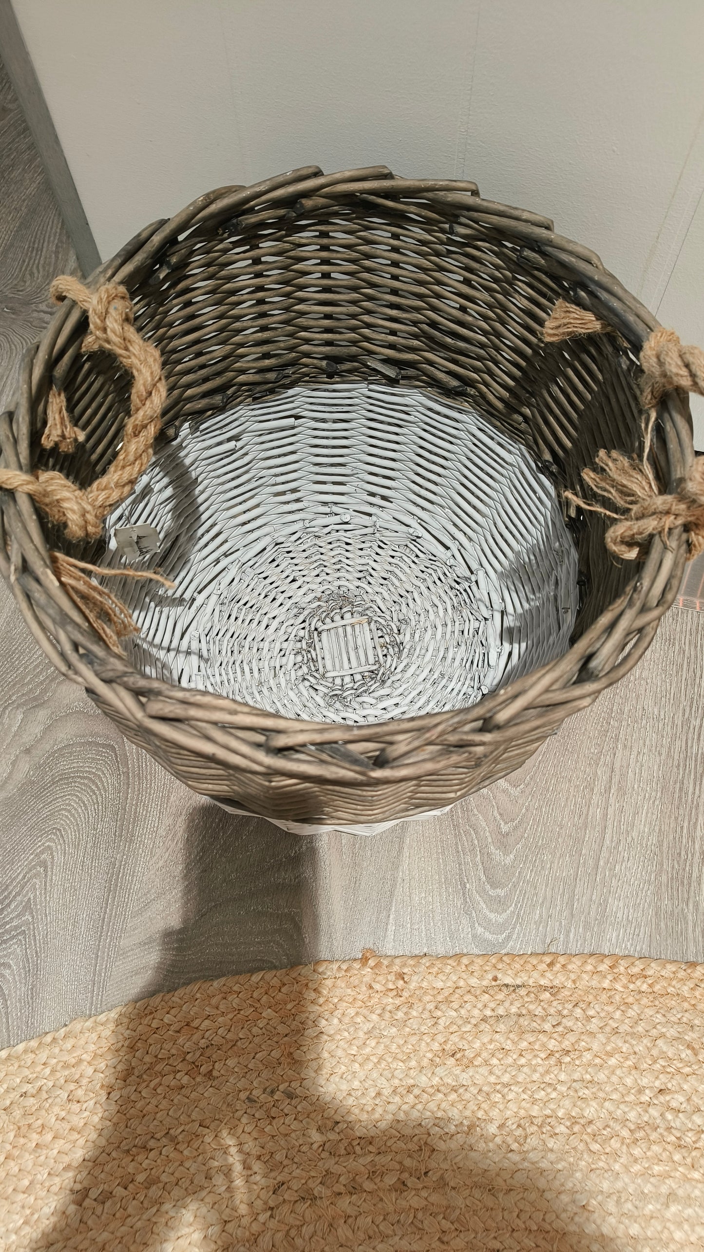 Kori pyöreä harmaa/valkoinen-Korit-Amanda B-Lahja ja sisustus Pussukka Katariina Home Oy