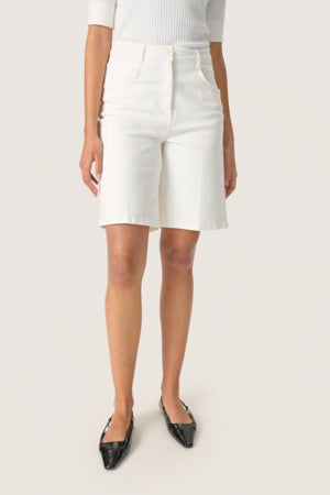 Shortsit Selino luonnonvalkoinen-Shortsit/Trikoot-Soaked in Luxury-Lahja ja sisustus Pussukka Katariina Home Oy