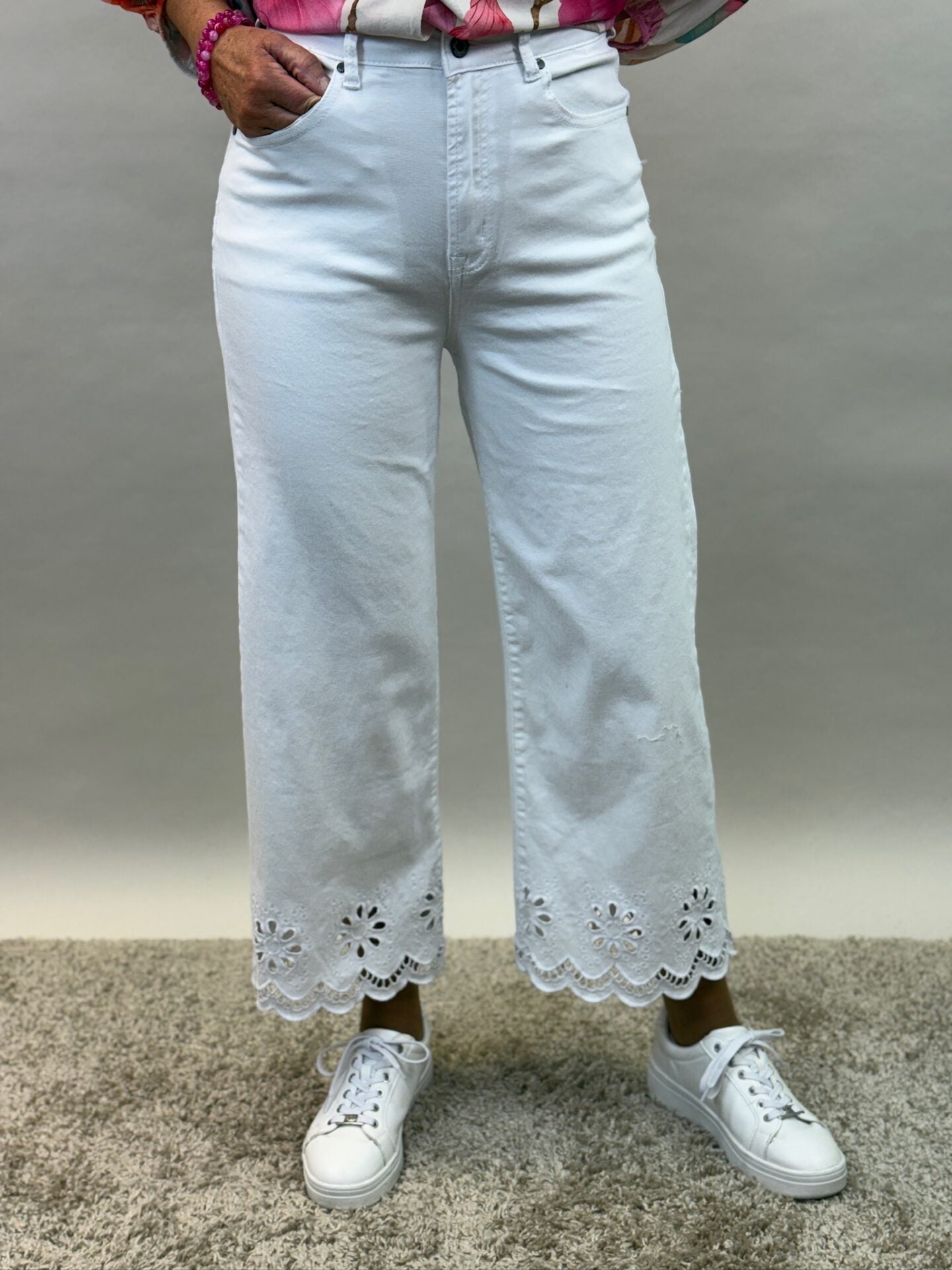 Farkut Brodeé valkoinen-Housut/Farkut-Mix By Heart-Lahja ja sisustus Pussukka Katariina Home Oy