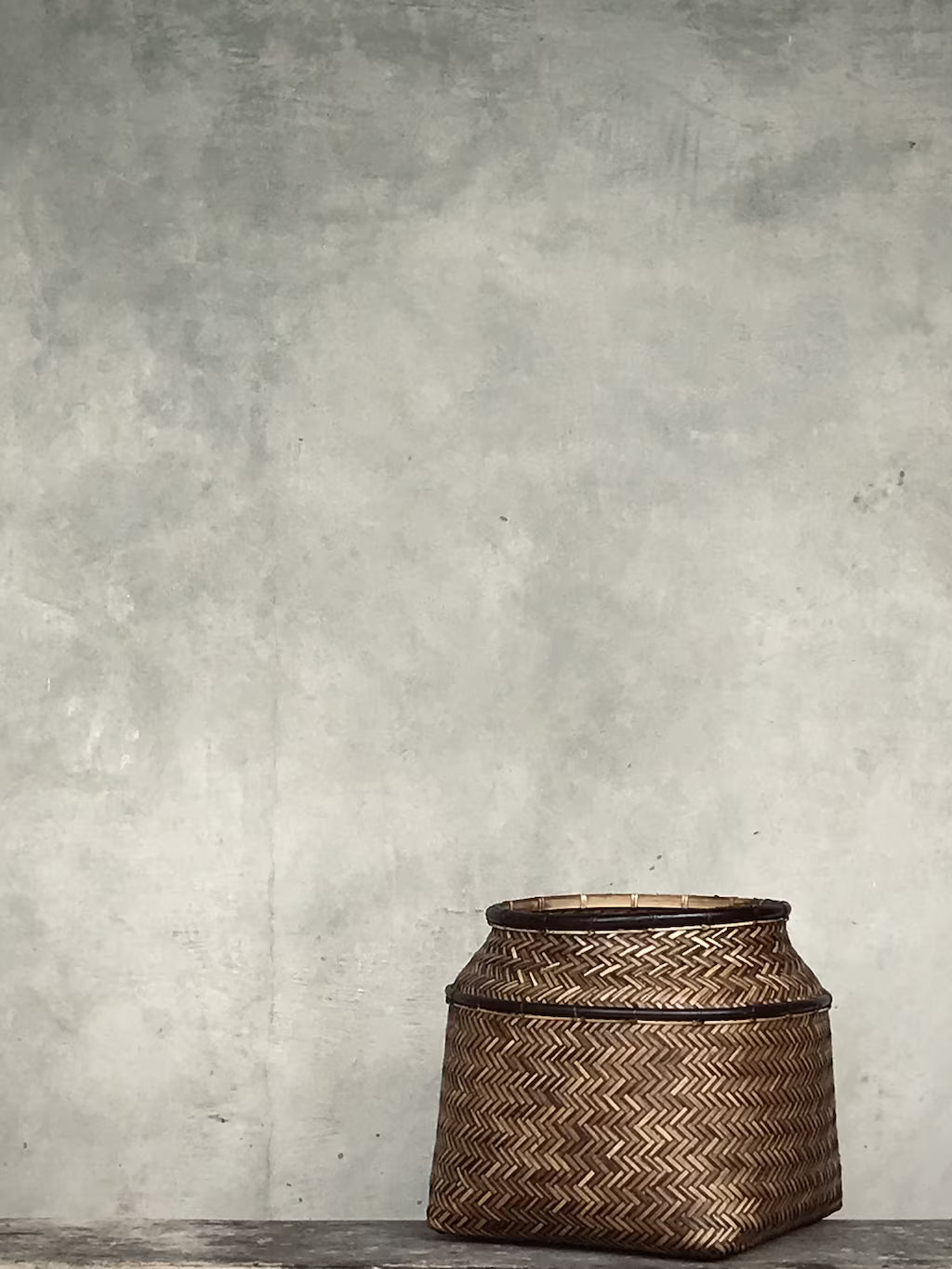 Rottinkikori Jola ruskea/musta-Korit-Nooriobjects-Lahja ja sisustus Pussukka Katariina Home Oy