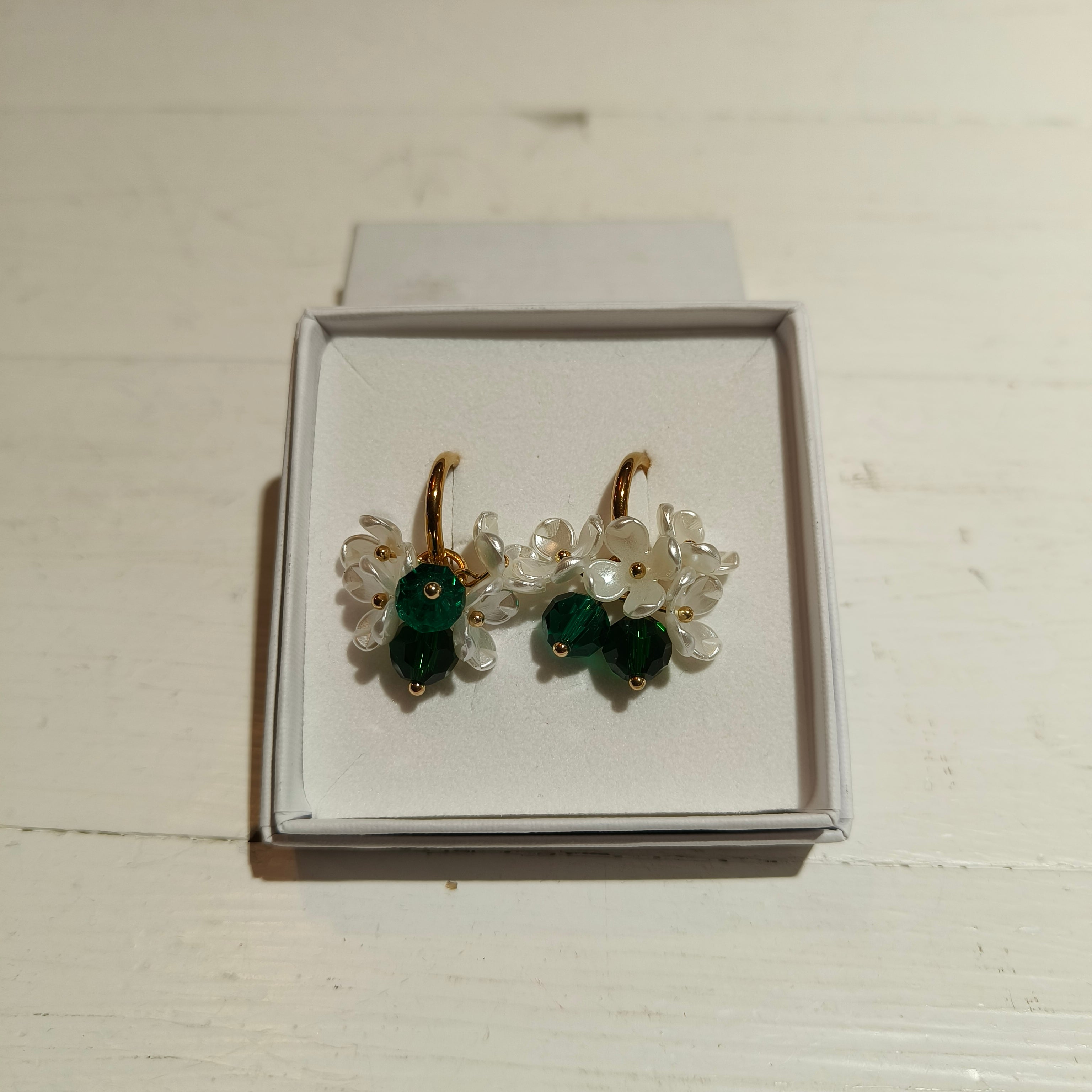 Korvakorut Pompom eri värejä Mimo Design-Korut-Mimo Design-Lahja ja sisustus Pussukka Katariina Home Oy