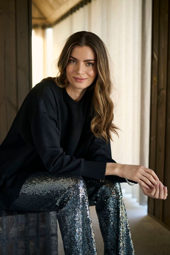 Collegepusero Annika musta-Puserot-Kaffe-Lahja ja sisustus Pussukka Katariina Home Oy