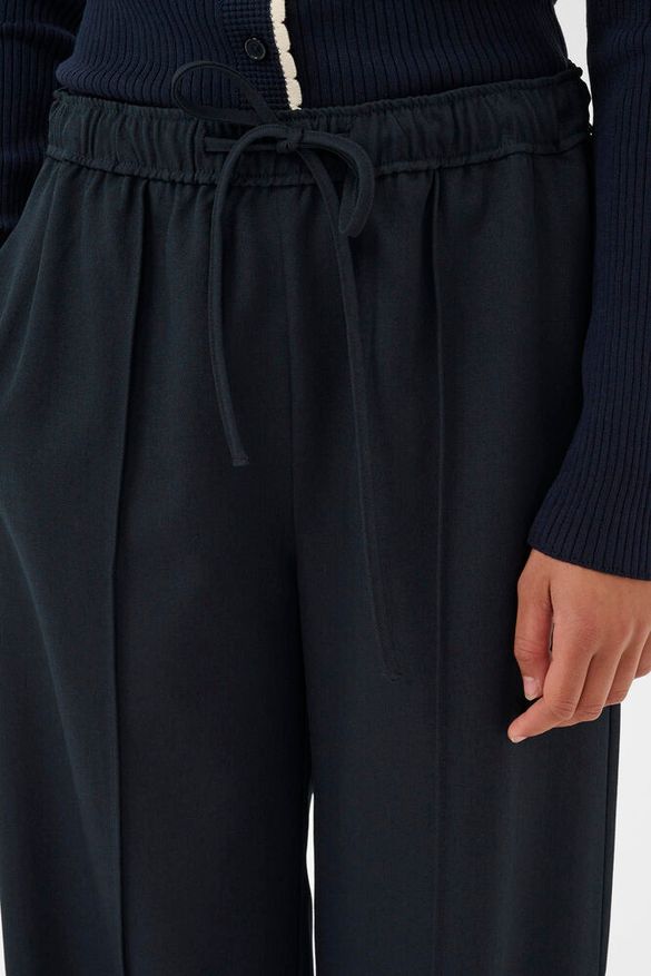 Housut Lilu tummansininen Soaked in Luxury-Housut/Farkut-Soaked in Luxury-Lahja ja sisustus Pussukka Katariina Home Oy