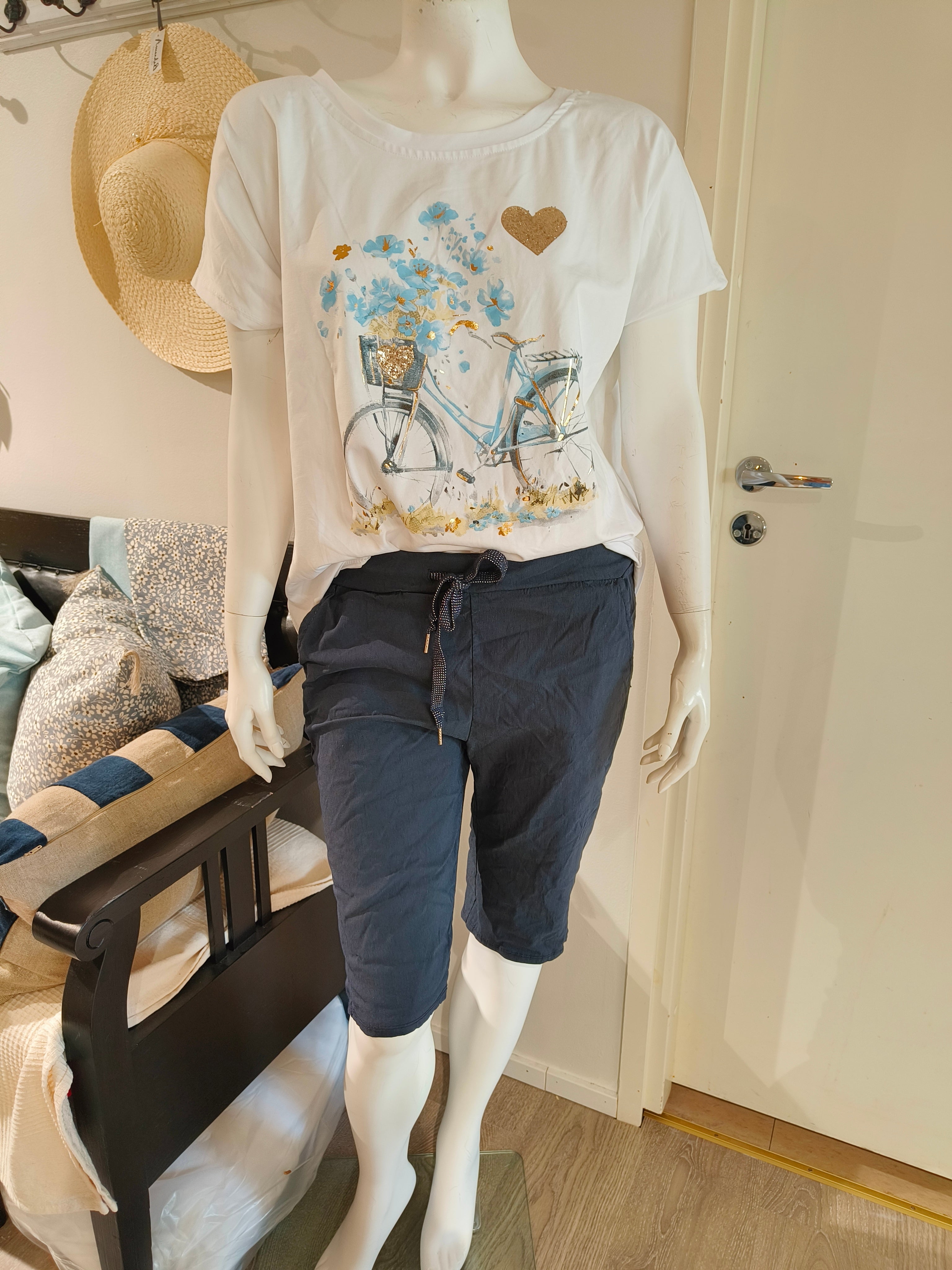 Shortsit navy-Shortsit/Trikoot-Marc Lauge-Lahja ja sisustus Pussukka Katariina Home Oy