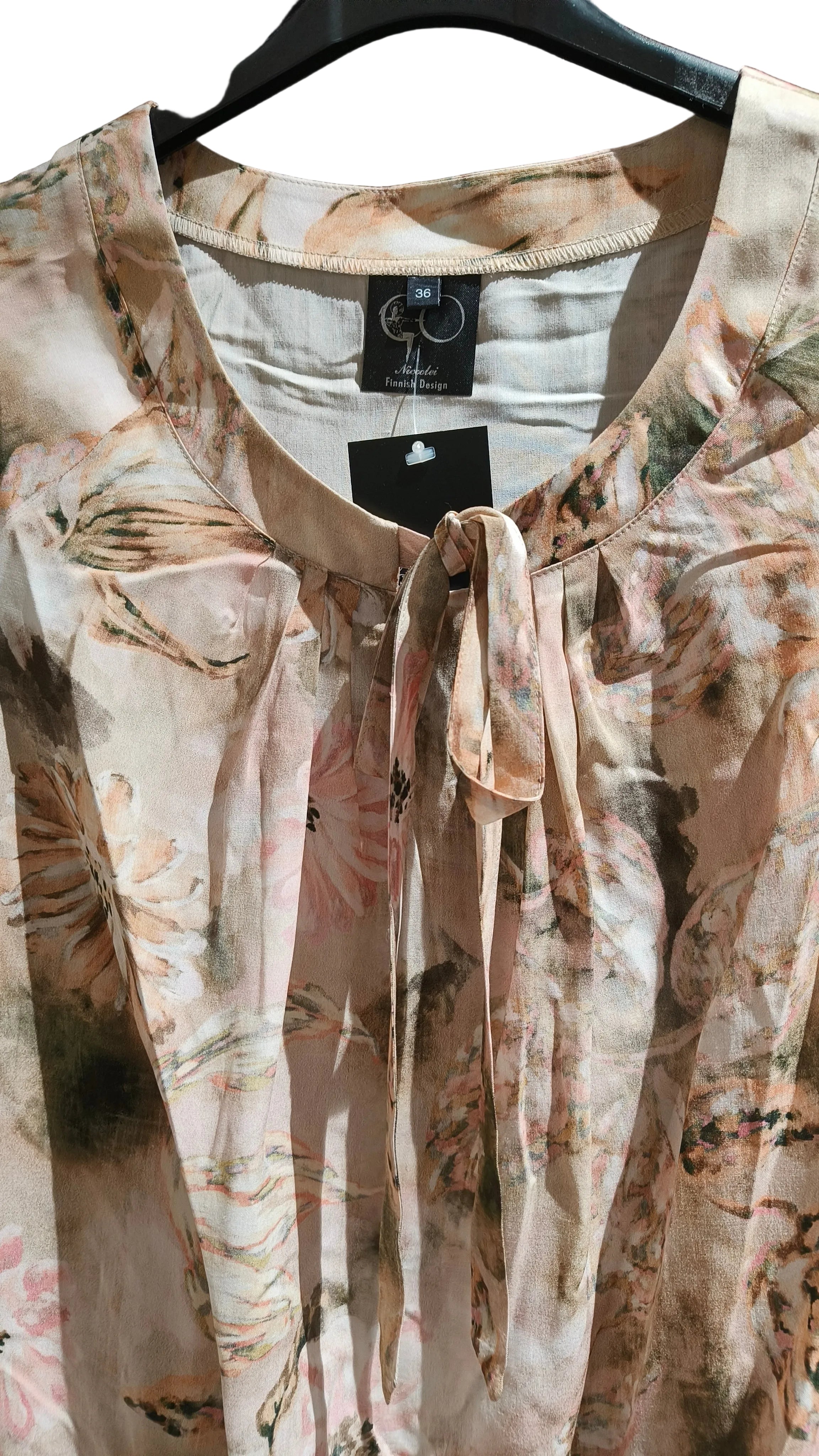 Pusero Kukka beige Niccolei-Puserot-Niccolei-Lahja ja sisustus Pussukka Katariina Home Oy