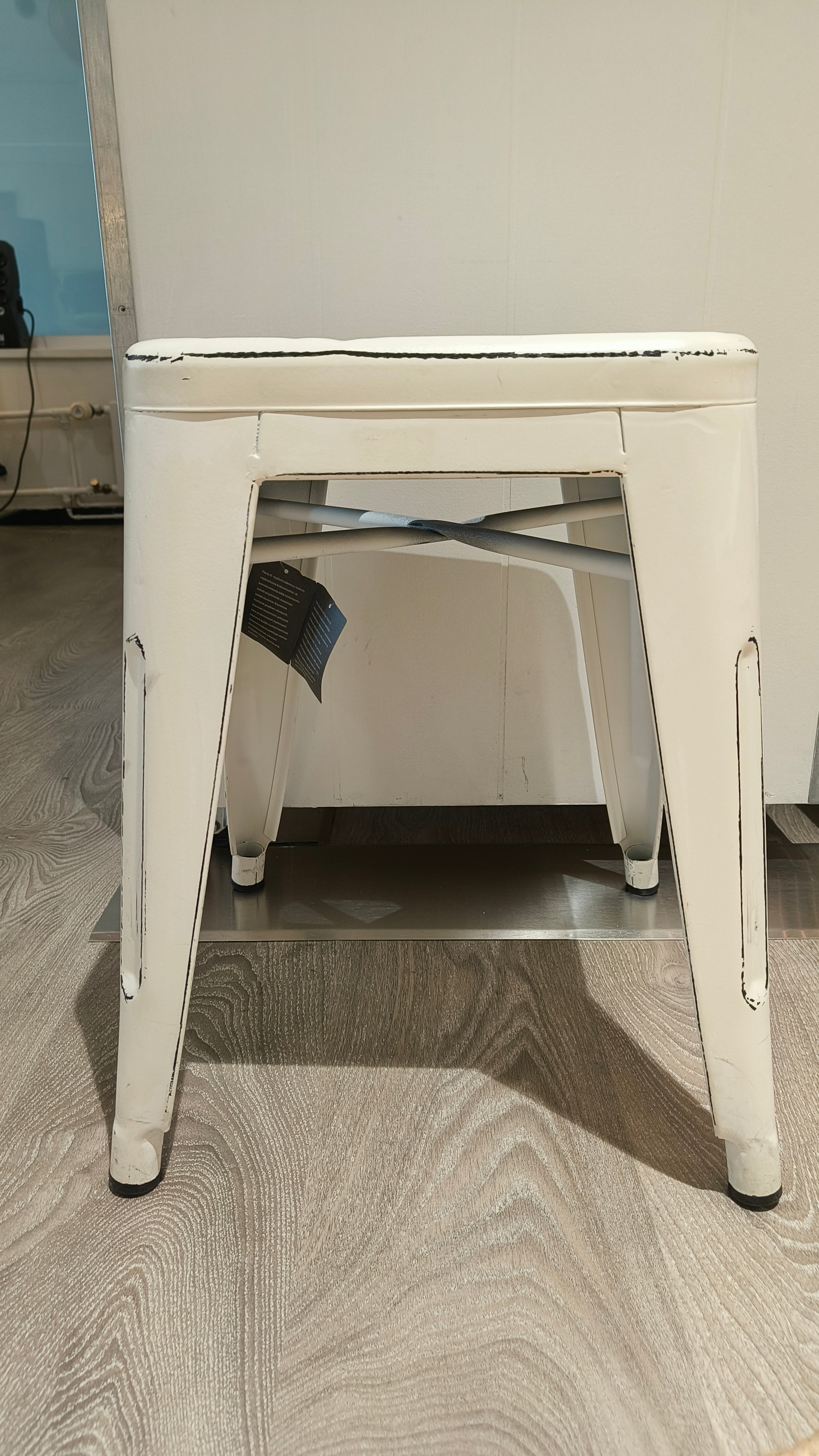 Metallijakkara valkoinen/musta-Huonekalut-4Living-Lahja ja sisustus Pussukka Katariina Home Oy