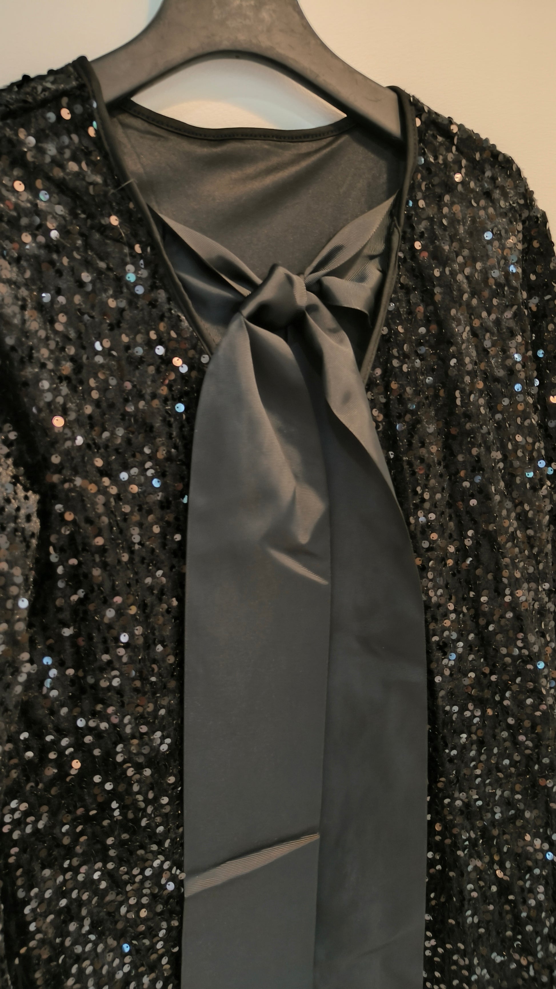 Mekko samettipaljetti Bow musta-Mekot/Hameet-Marc Lauge-Lahja ja sisustus Pussukka Katariina Home Oy