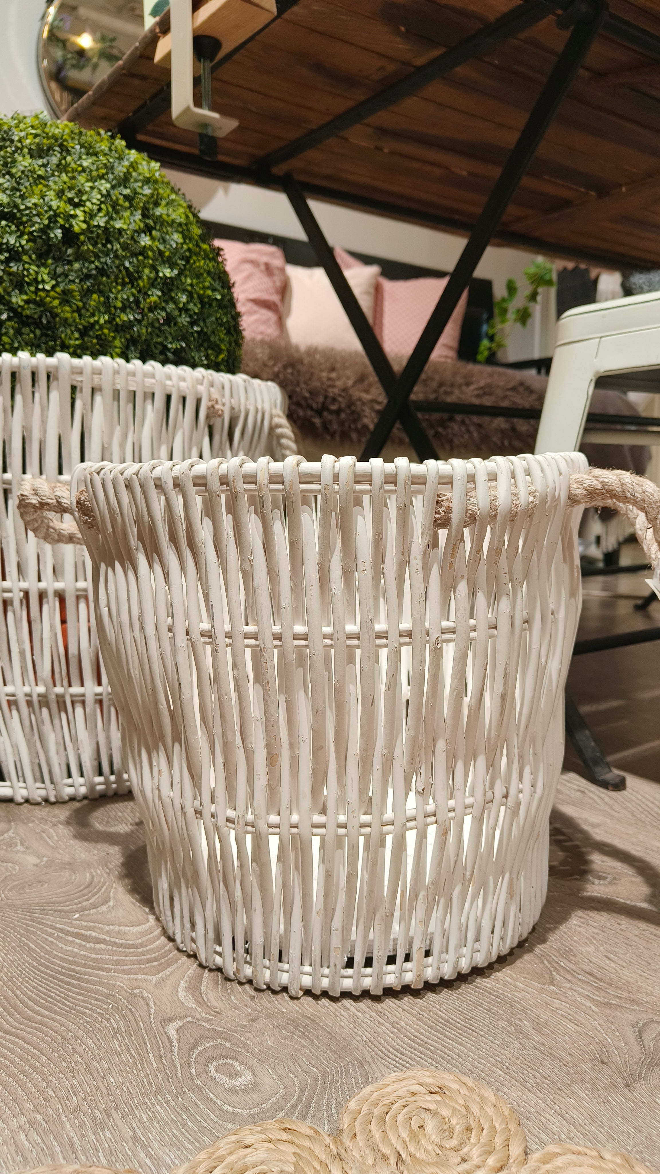 Rottinkikori pyöreä valkoinen eri kokoja-Korit-Katariinahome.fi - tyyliä elämääsi-Lahja ja sisustus Pussukka Katariina Home Oy