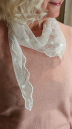 Pitsihuivi luonnonvalkoinen-Pipot/huivit/sukat-BOW19DETAILS-Lahja ja sisustus Pussukka Katariina Home Oy