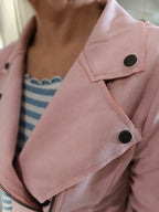 Biker jakku tekomokka vaaleanpunainen-Takit/Jakut-Marc Lauge-Lahja ja sisustus Pussukka Katariina Home Oy