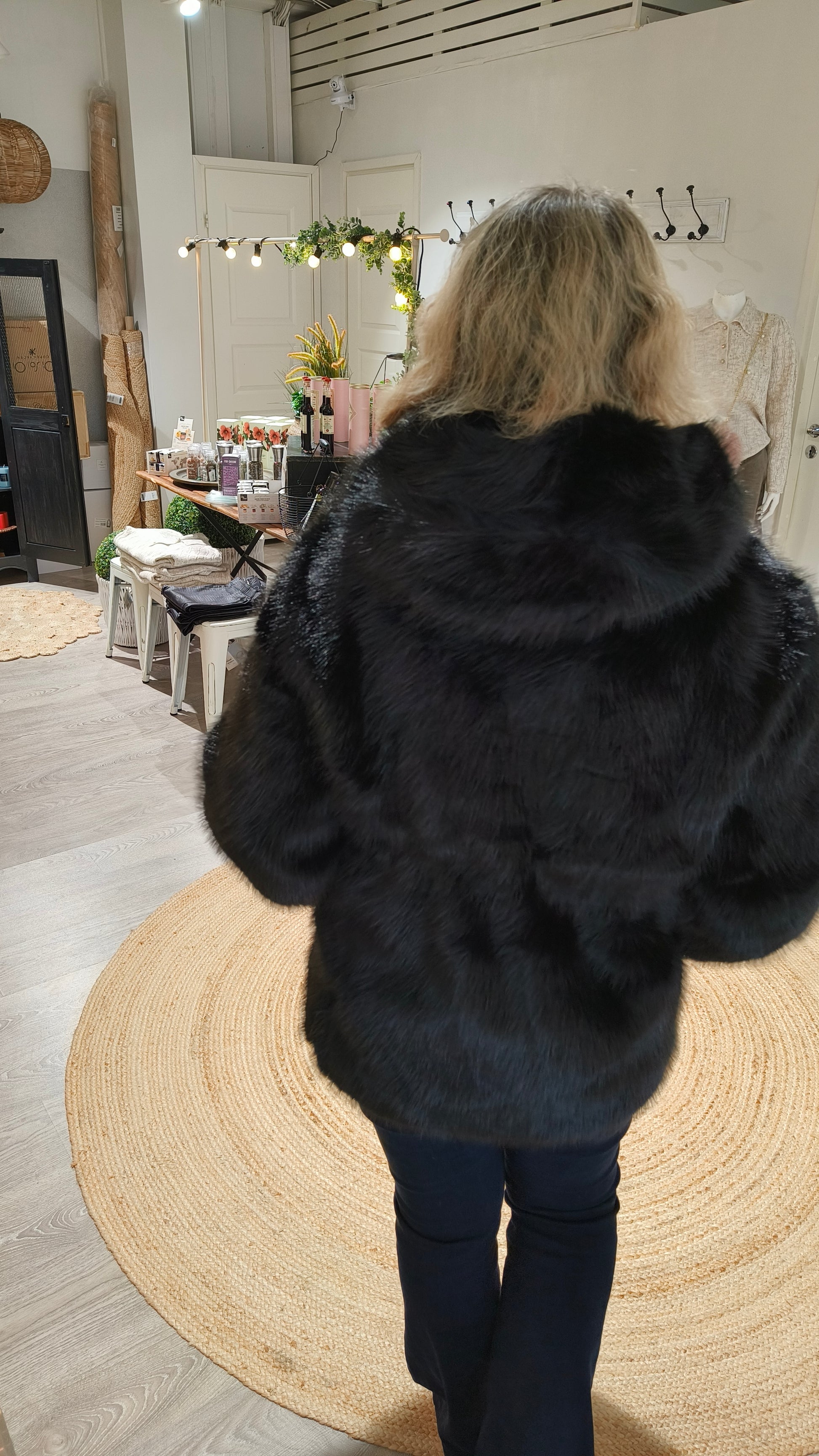 Tekoturkki Minky musta-Takit/Jakut-Marc Lauge-Lahja ja sisustus Pussukka Katariina Home Oy