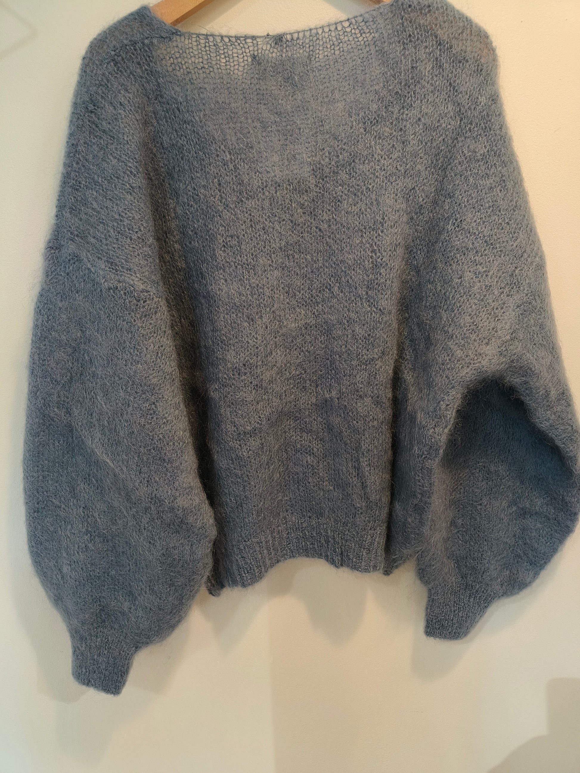 Mohairneule V-pääntie eri värejä-Neuleet/Neuletakit-Peura Collection-Lahja ja sisustus Pussukka Katariina Home Oy