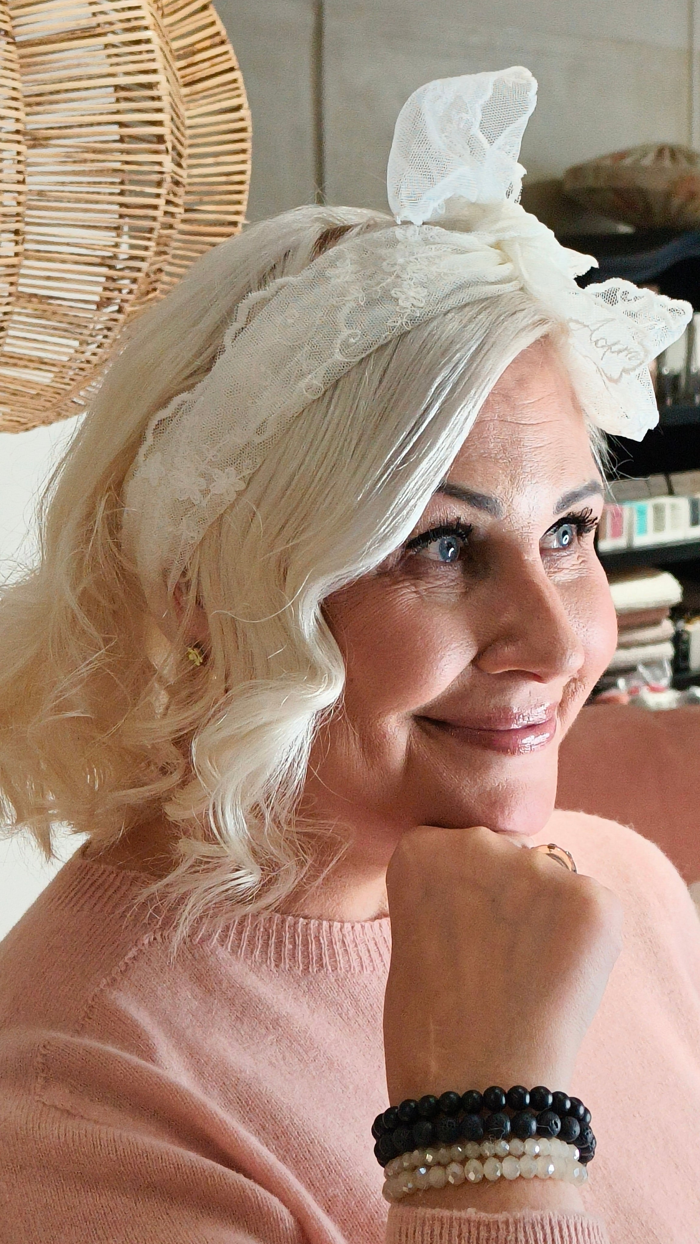 Pitsihuivi luonnonvalkoinen-Pipot/huivit/sukat-BOW19DETAILS-Lahja ja sisustus Pussukka Katariina Home Oy