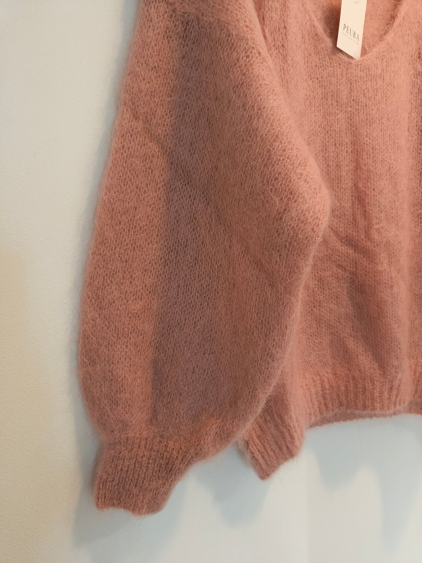 Mohairneule V-pääntie eri värejä-Neuleet/Neuletakit-Peura Collection-Lahja ja sisustus Pussukka Katariina Home Oy