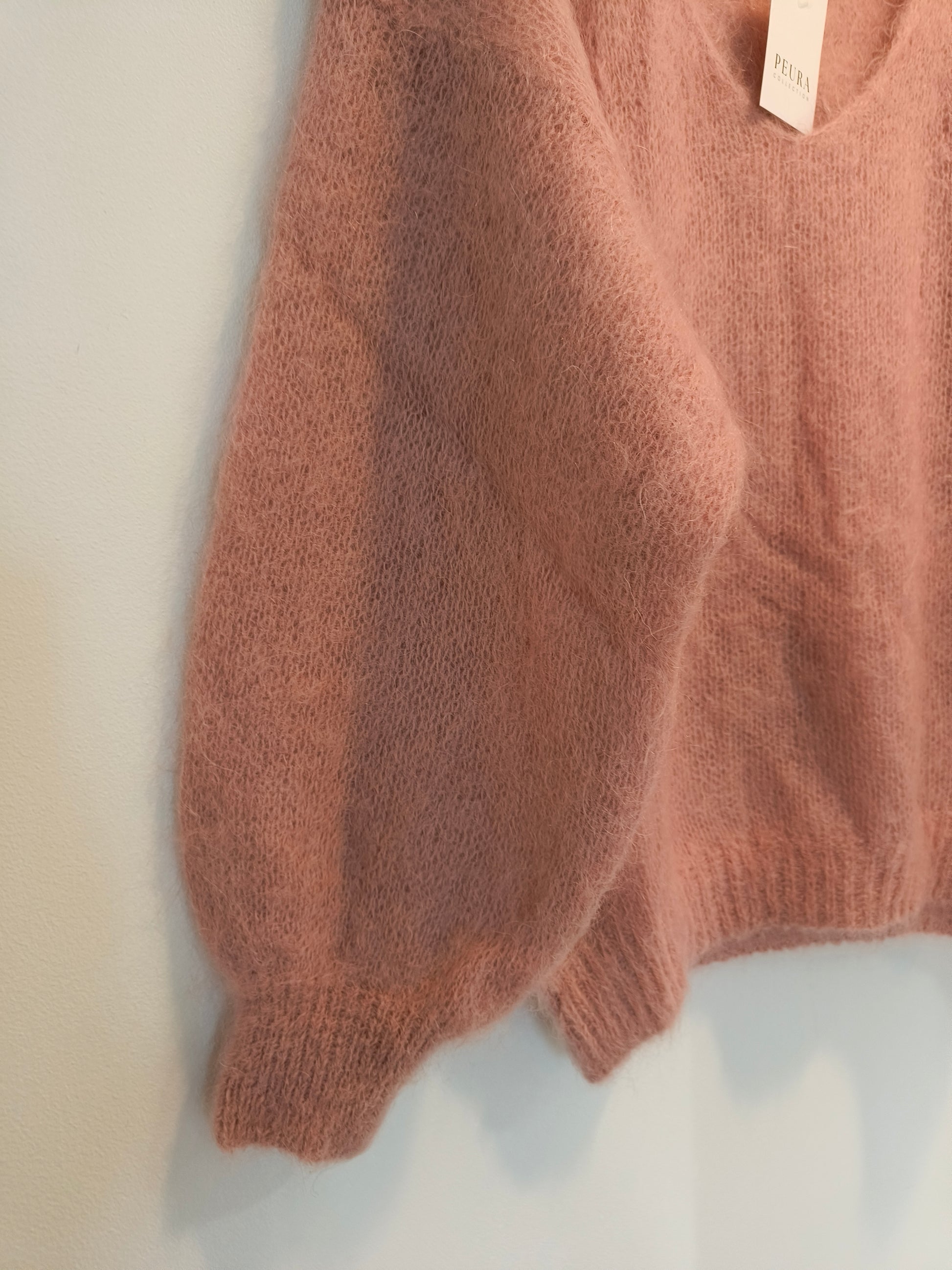 Mohairneule V-pääntie eri värejä-Neuleet/Neuletakit-Peura Collection-Lahja ja sisustus Pussukka Katariina Home Oy