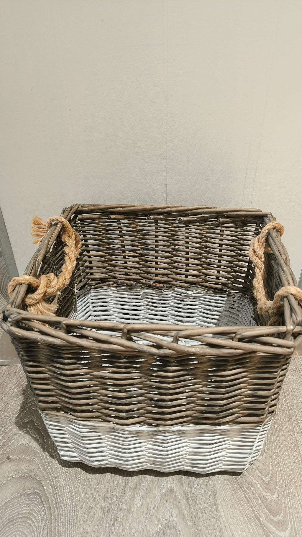 Kori suorakaide harmaa/valkoinen-Korit-Amanda B-Lahja ja sisustus Pussukka Katariina Home Oy