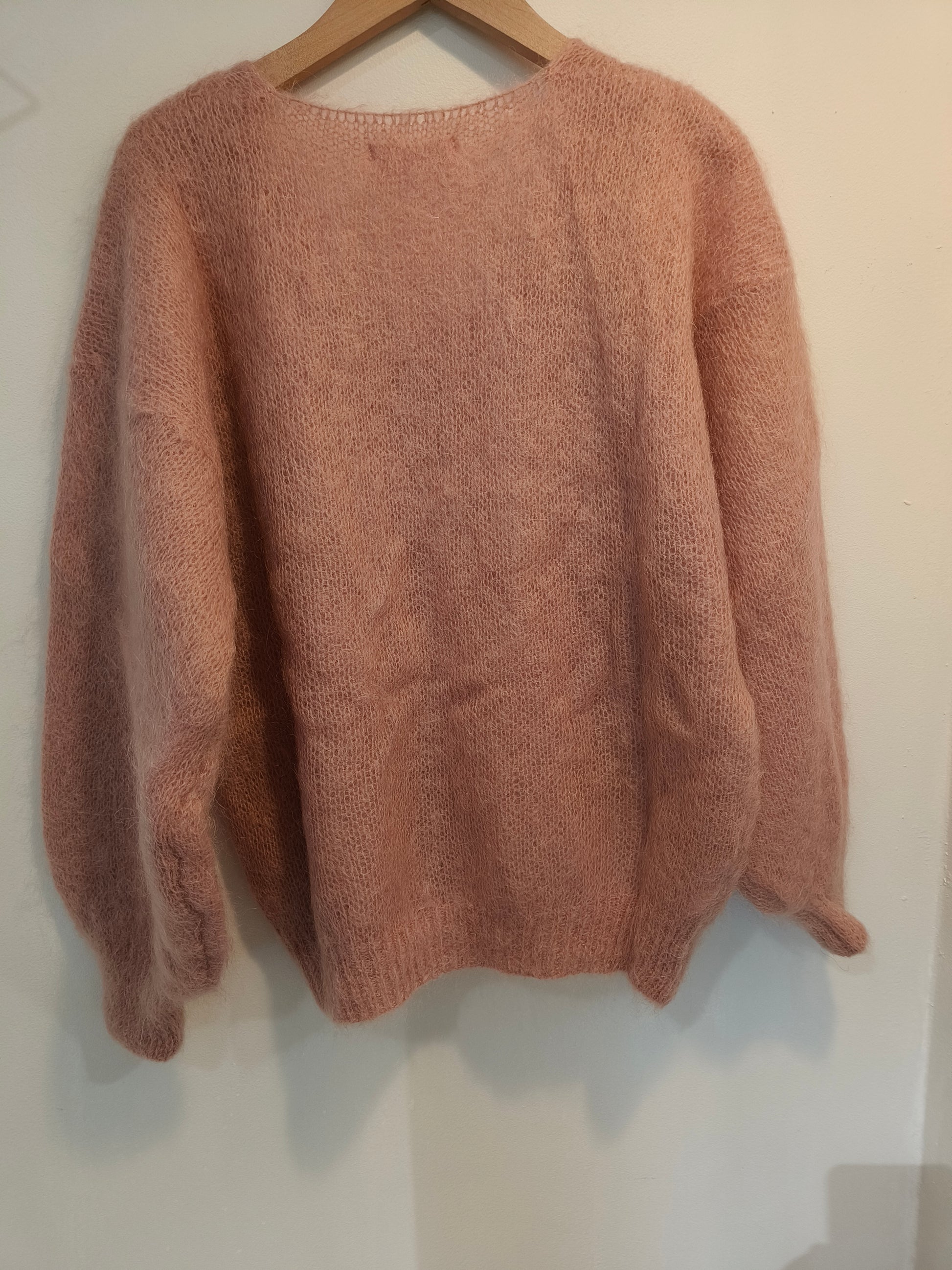 Mohairneule V-pääntie eri värejä-Neuleet/Neuletakit-Peura Collection-Lahja ja sisustus Pussukka Katariina Home Oy