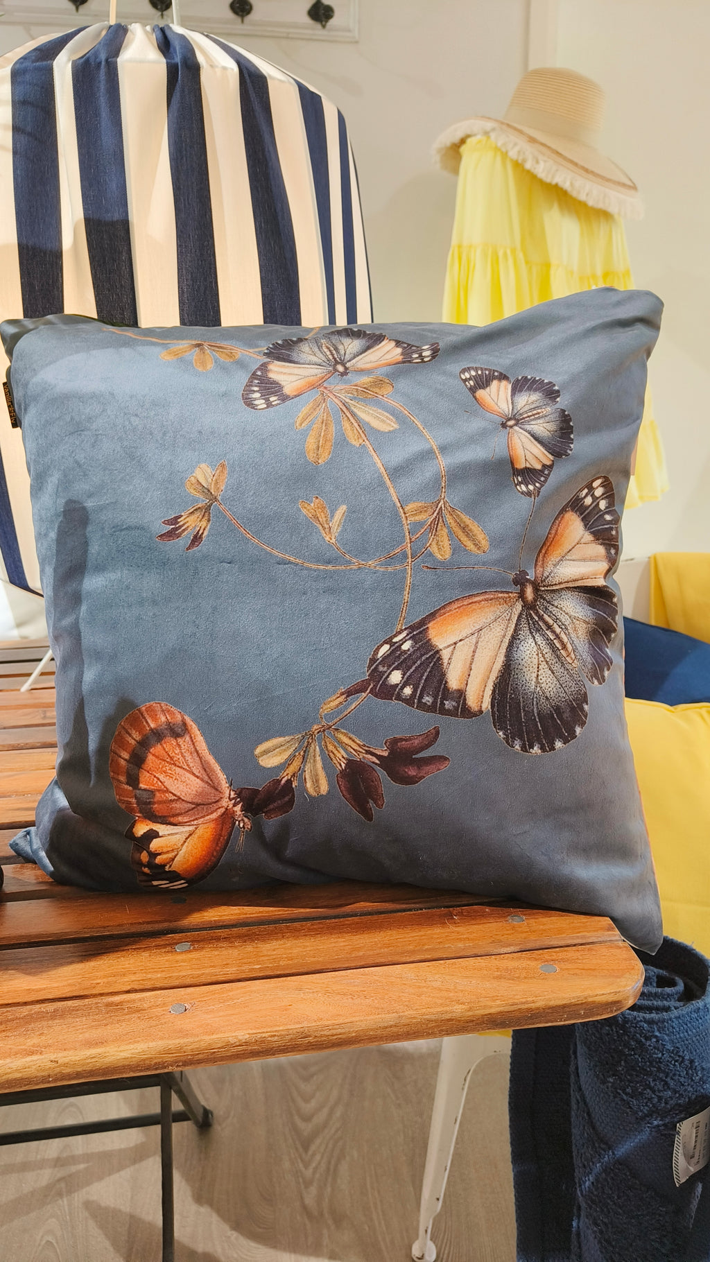 Tyynynpäällinen Perhonen sininen-Tyynynpäällinen-Vanilla Fly-Lahja ja sisustus Pussukka Katariina Home Oy