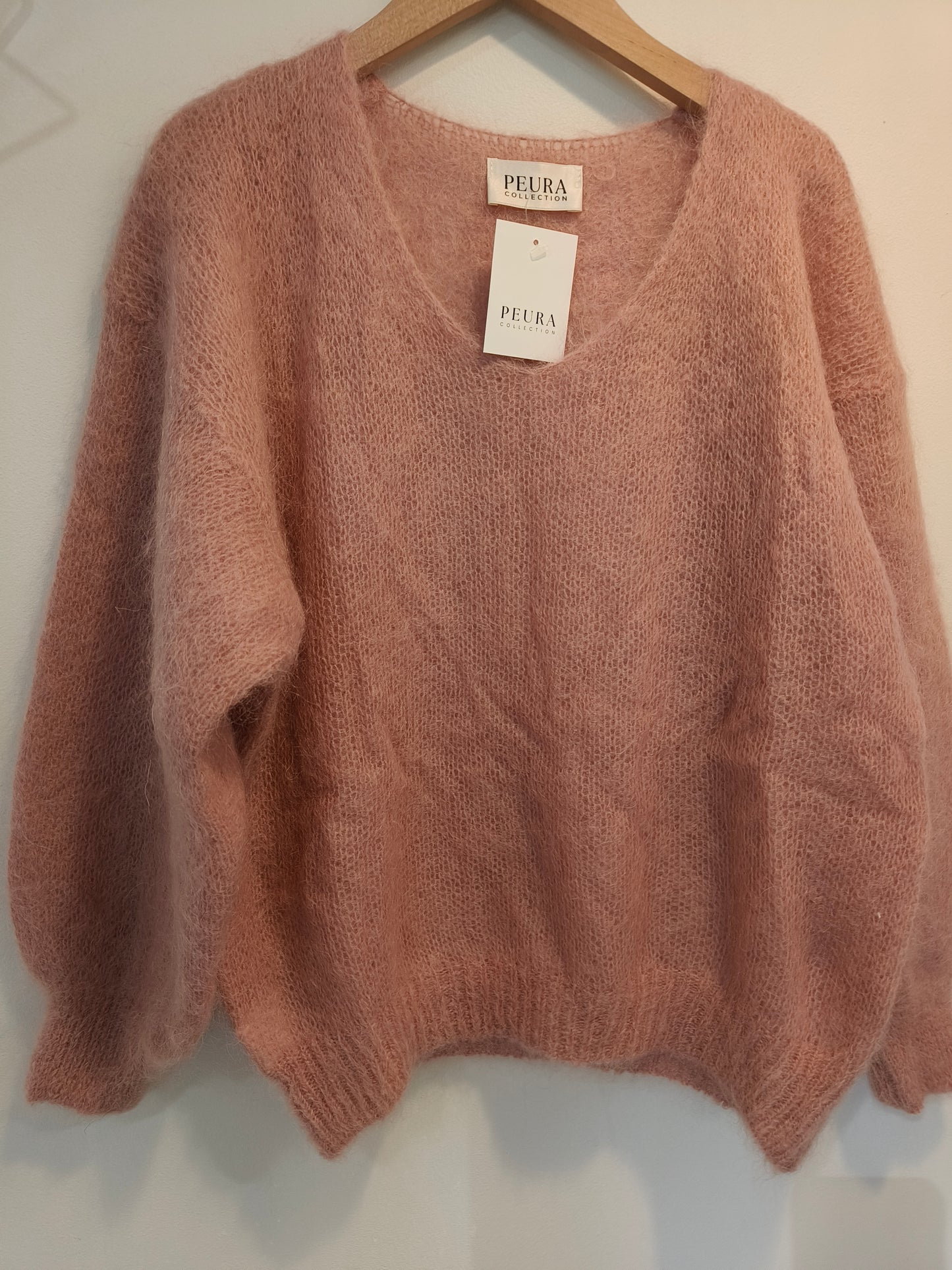 Mohairneule V-pääntie eri värejä-Neuleet/Neuletakit-Peura Collection-Lahja ja sisustus Pussukka Katariina Home Oy