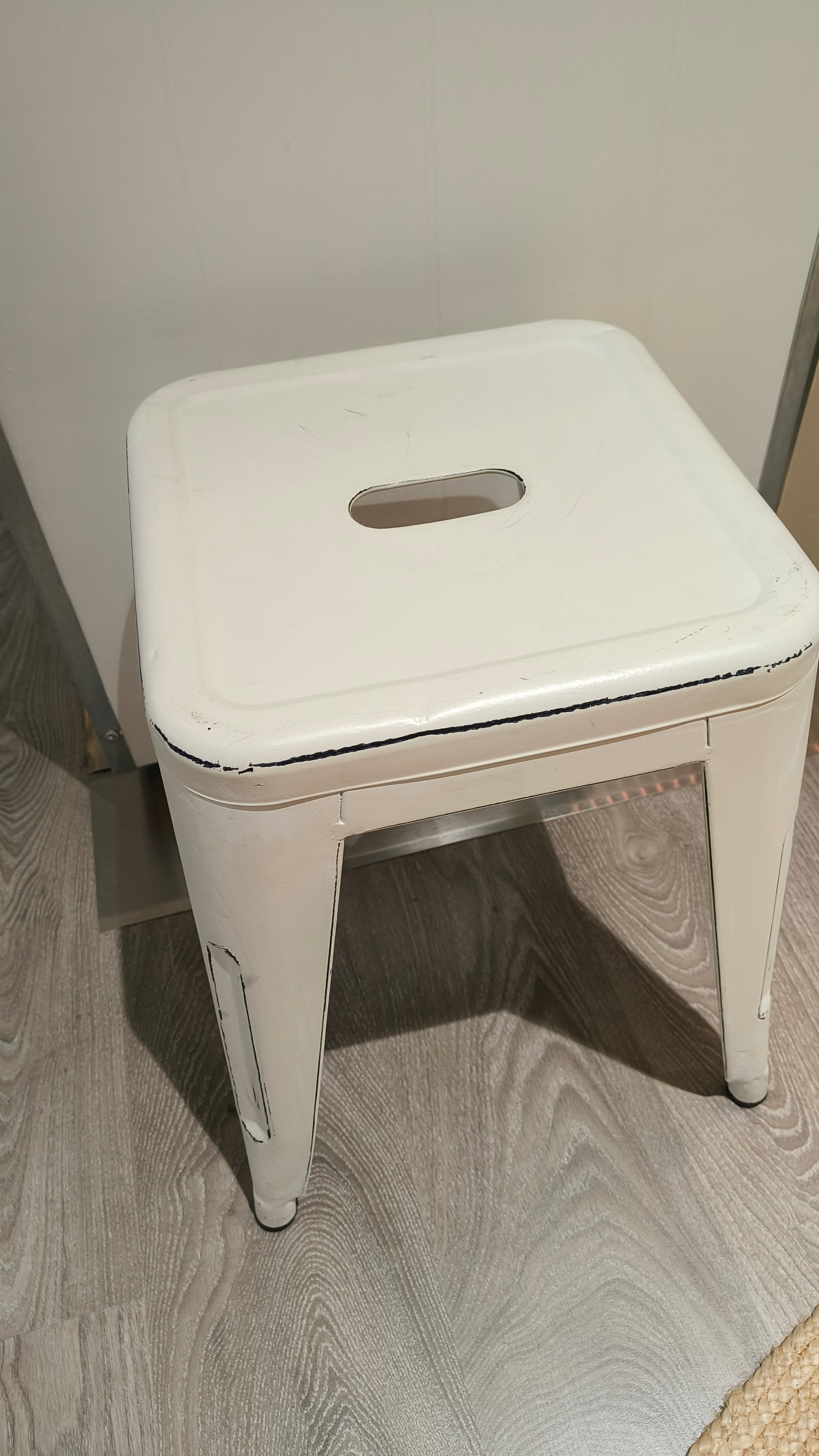 Metallijakkara valkoinen/musta-Huonekalut-4Living-Lahja ja sisustus Pussukka Katariina Home Oy