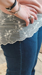 Pitsihuivi luonnonvalkoinen-Pipot/huivit/sukat-BOW19DETAILS-Lahja ja sisustus Pussukka Katariina Home Oy