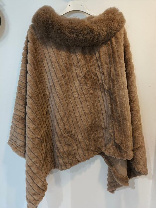 Tekoturkis Poncho beige-Takit/Jakut-Marc Lauge-Lahja ja sisustus Pussukka Katariina Home Oy