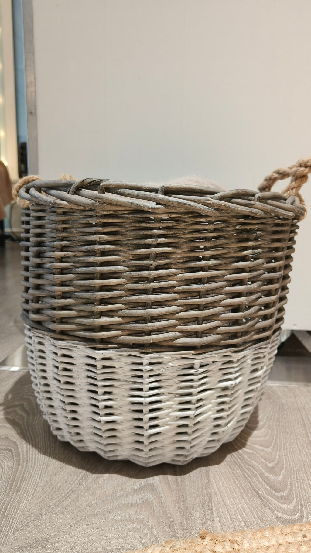 Kori pyöreä harmaa/valkoinen-Korit-Amanda B-Lahja ja sisustus Pussukka Katariina Home Oy