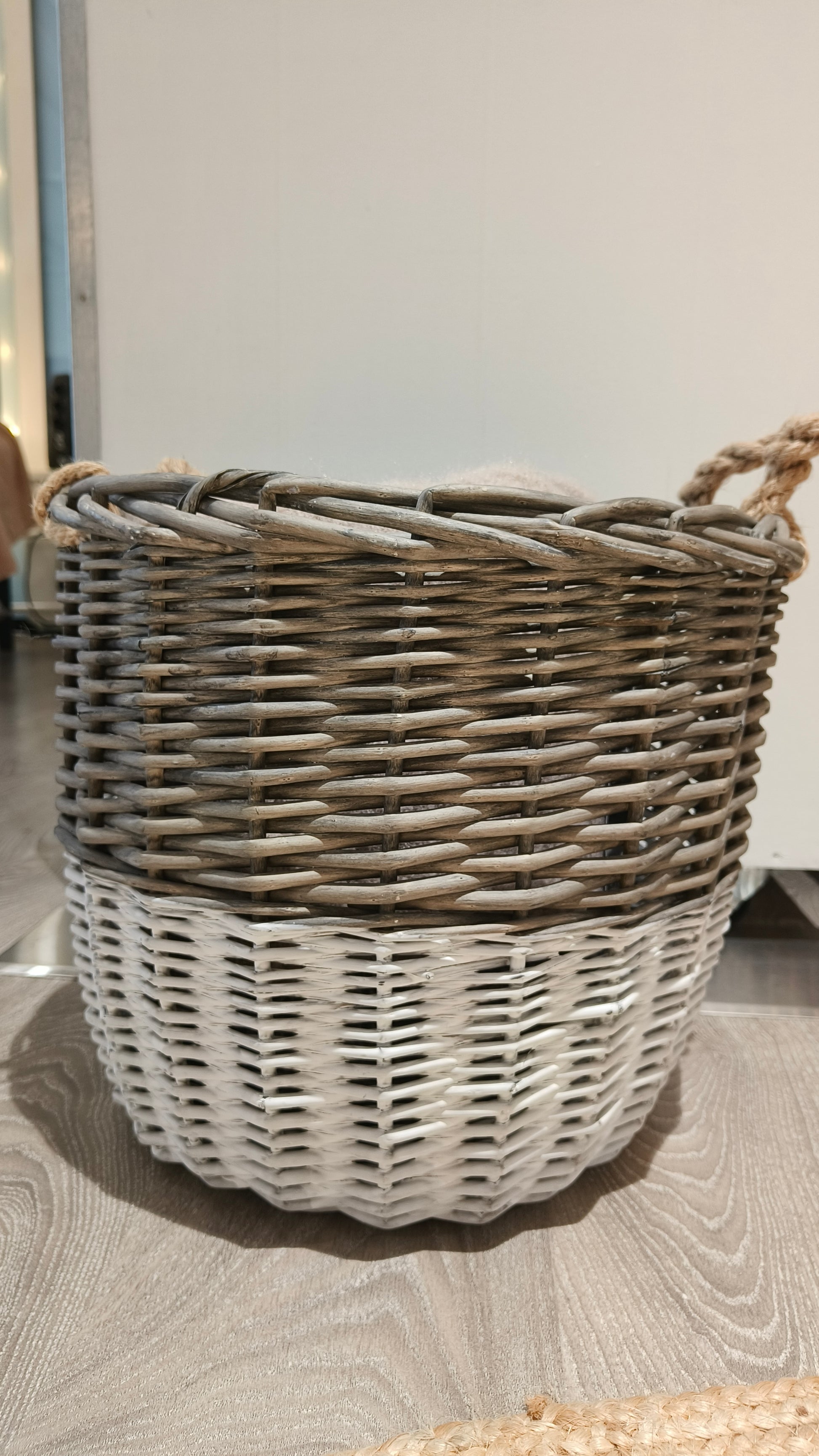 Kori pyöreä harmaa/valkoinen-Korit-Amanda B-Lahja ja sisustus Pussukka Katariina Home Oy