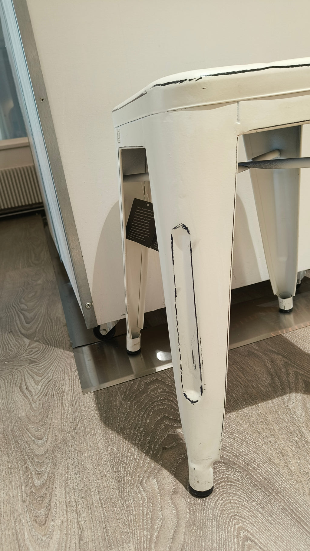 Metallijakkara valkoinen/musta-Huonekalut-4Living-Lahja ja sisustus Pussukka Katariina Home Oy