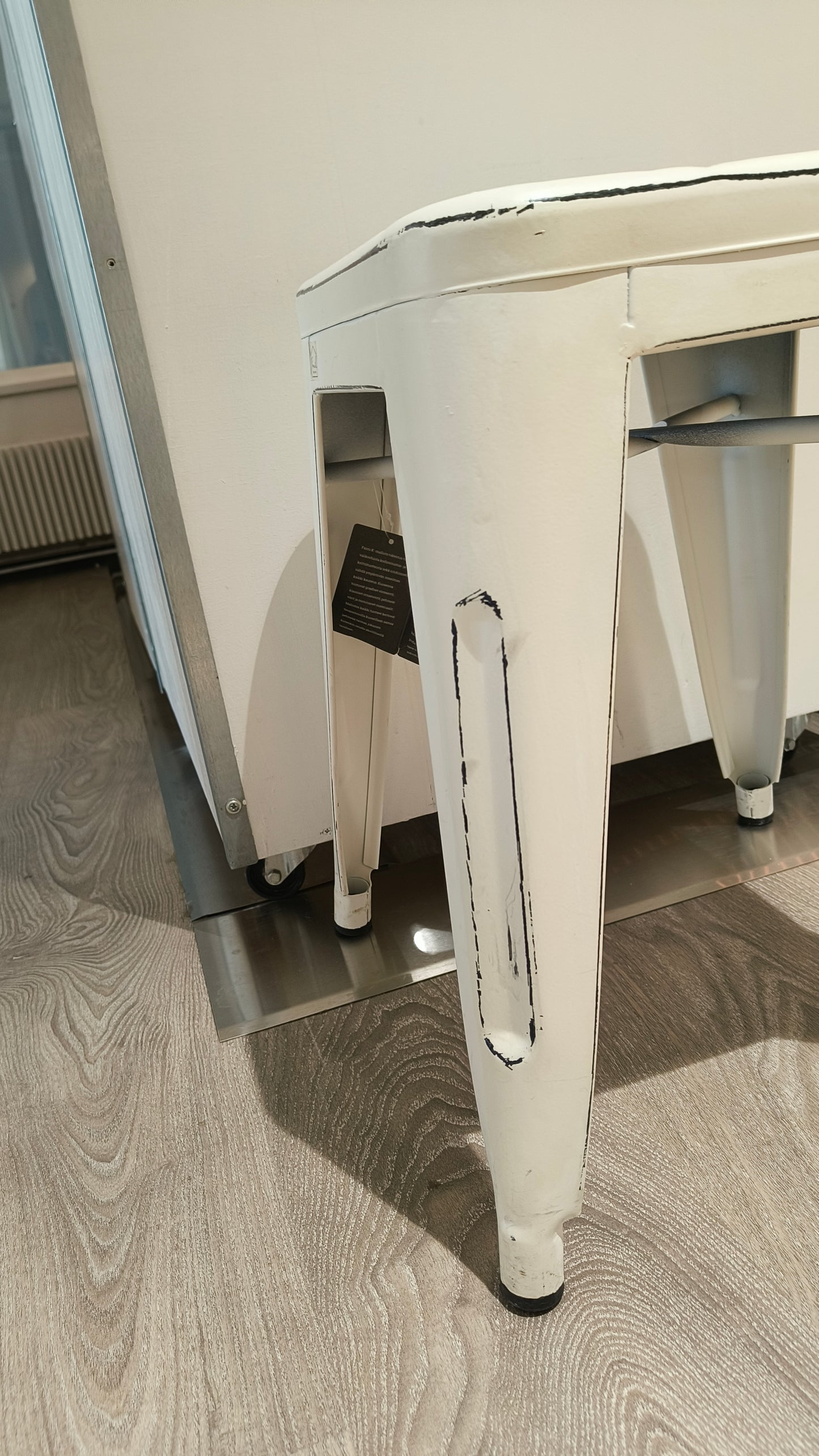 Metallijakkara valkoinen/musta-Huonekalut-4Living-Lahja ja sisustus Pussukka Katariina Home Oy