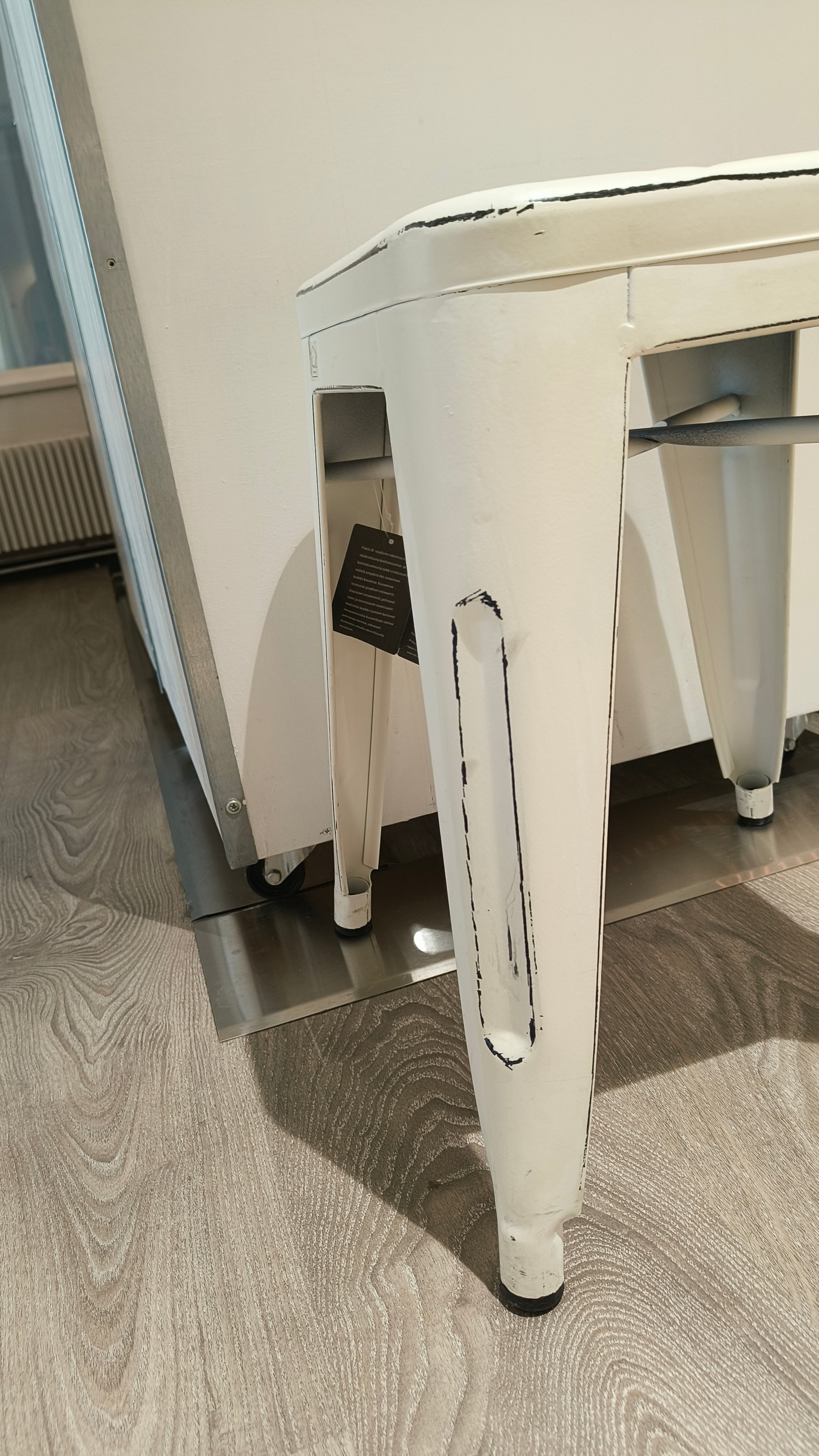 Metallijakkara valkoinen/musta-Huonekalut-4Living-Lahja ja sisustus Pussukka Katariina Home Oy