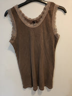 Ribbitoppi Lace suklaa-T-Paidat-Marc Lauge-Lahja ja sisustus Pussukka Katariina Home Oy