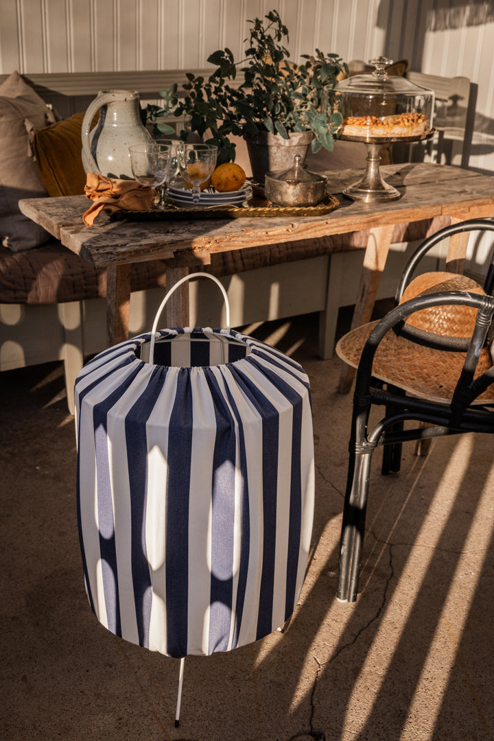 Lattiavalaisin Capri sini/valkoinen-Valaisimet-Alde&Lind-Lahja ja sisustus Pussukka Katariina Home Oy