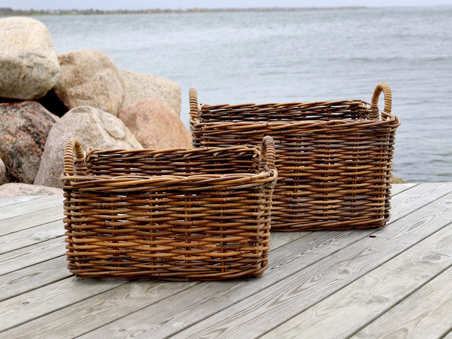 Rottinkikori kaksi kokoa ruskea-Korit-Chic Antique-Lahja ja sisustus Pussukka